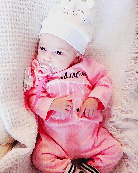 Naëlle participe au concours pour gagner de l'argent avec cette photo : baby, baby_products, baby_toddler_clothing, beauty, cheek, child, child_model, daughter, face, head, headgear, headwear, lip, person, photography, pink, product, skin, sleeve, smile