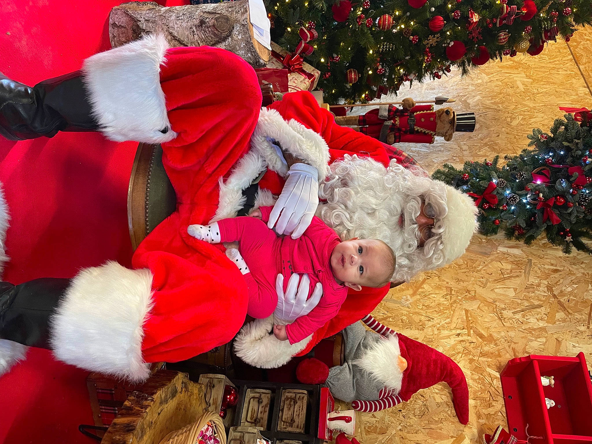 Juliana a rejoint le concours — aidez-le/la à gagner de superbes lots ! baby, christmas, christmas_decoration, christmas_eve, christmas_ornament, christmas_tree, costume_hat, event, fur, fur_clothing, hat, holiday, holiday_ornament, human_body, lap, ornament, person, red, santa_claus, white