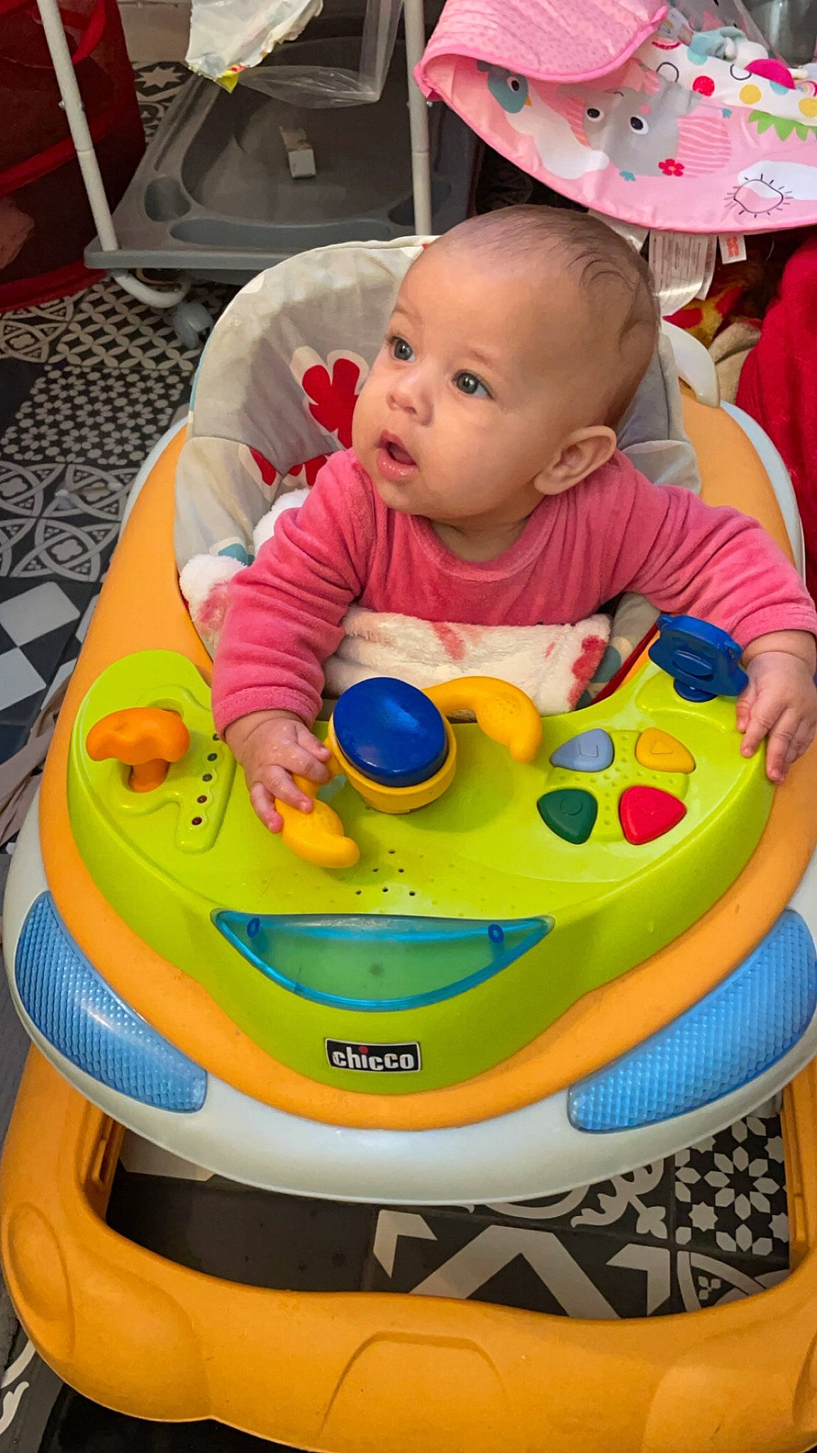 Juliana participe au concours pour gagner de l'argent avec cette photo : baby, baby_playing_with_toys, baby_products, baby_toddler_clothing, baby_toys, bib, chair, cheek, child, computer_keyboard, event, fun, happy, leisure, person, play, recreation, room, sitting, surprise