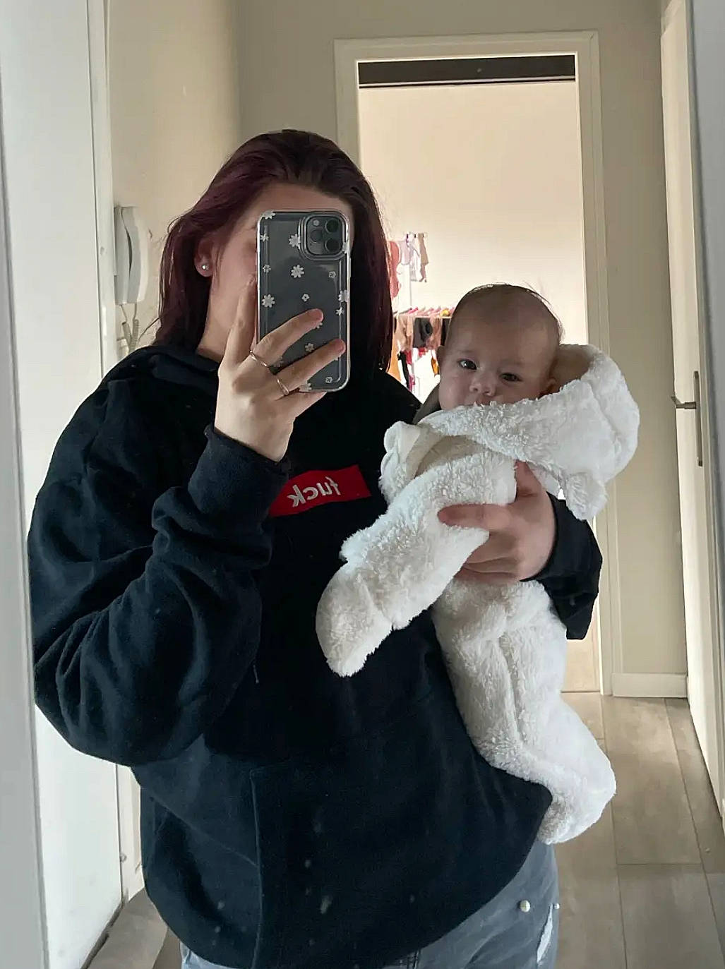 Juliana participe au concours pour gagner de l'argent avec cette photo : abdomen, baby, chest, child, comfort, elbow, event, finger, fun, fur, gesture, happy, person, personal_protective_equipment, picture_frame, room, shoulder, sleeve, textile, toddler