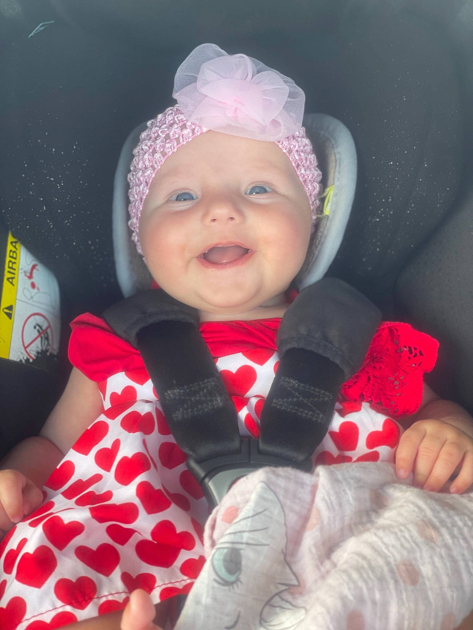 Marie a rejoint le concours — aidez-le/la à gagner de superbes lots ! baby, baby_products, baby_toddler_clothing, cap, car_seat, cheek, child, comfort, fashion_accessory, finger, happy, headgear, headwear, lip, pattern, person, pink, skin, smile, thumb