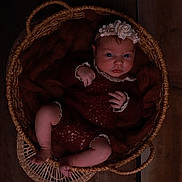 Léopoldine a rejoint le concours — aidez-le/la à gagner de superbes lots ! baby, infant, basket, headband, flower, knitwear, lace, brown, cozy, sleepy, cute, newborn, portrait, wooden_floor, soft, resting, indoors, child, peaceful, hands