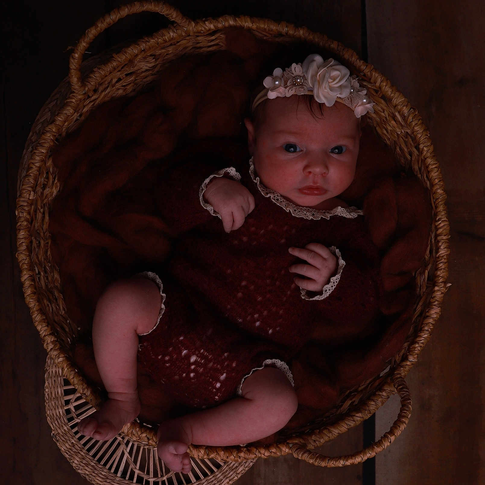 Léopoldine a rejoint le concours — aidez-le/la à gagner de superbes lots ! baby, basket, brown, child, cozy, cute, flower, hands, headband, indoors, infant, knitwear, lace, newborn, peaceful, portrait, resting, sleepy, soft, wooden_floor