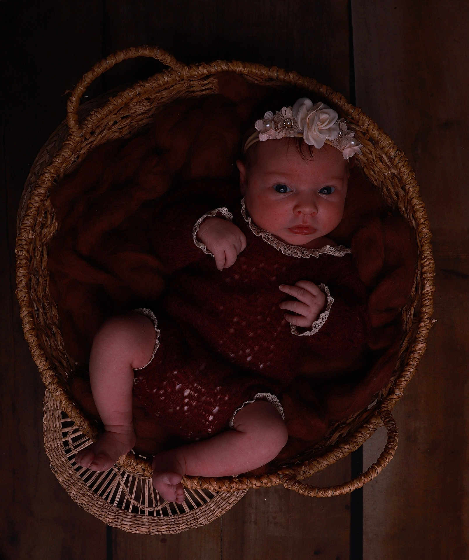 Léopoldine a rejoint le concours — aidez-le/la à gagner de superbes lots ! baby, infant, basket, headband, flower, knitwear, lace, brown, cozy, sleepy, cute, newborn, portrait, wooden_floor, soft, resting, indoors, child, peaceful, hands