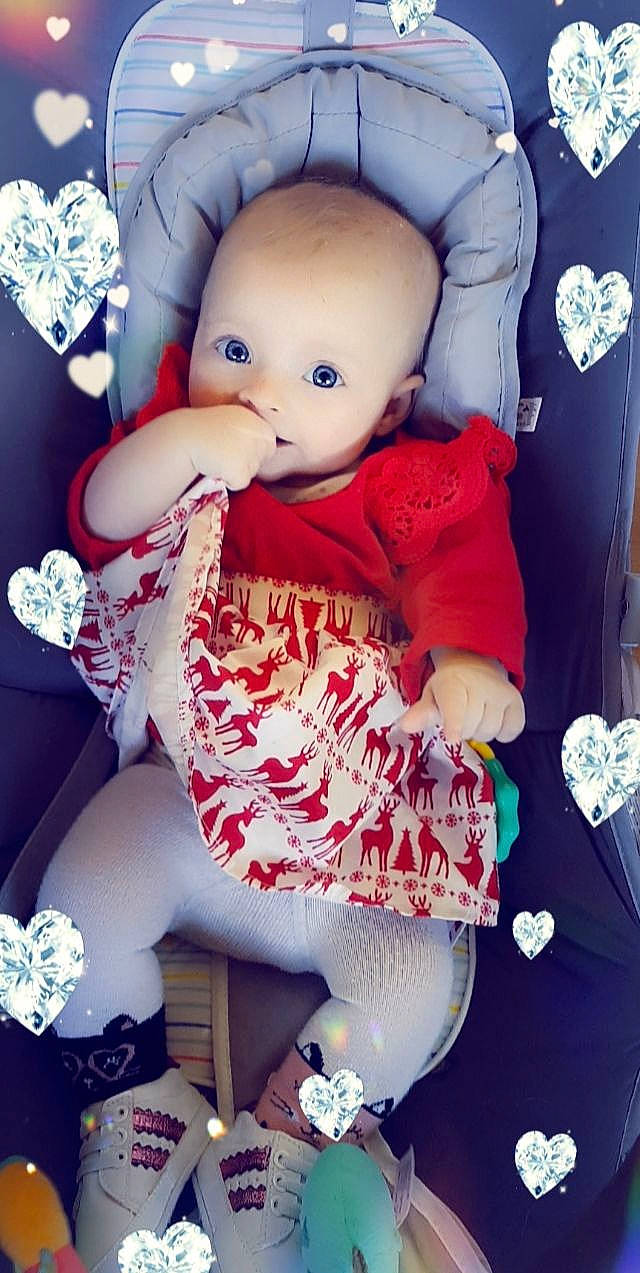 Kelssy participe au concours pour gagner de l'argent avec cette photo : baby_toddler_clothing, blue, carmine, child, day_dress, doll, eyelash, fashion_design, figurine, human_leg, pattern, peach, person, pink, sleeve, sock, stuffed_toy, thigh, toy, white