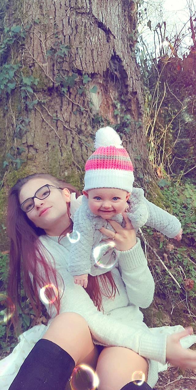 Kelssy a rejoint le concours — aidez-le/la à gagner de superbes lots ! baby, cap, clothing, cool, eye, face, fun, glasses, grass, happy, hat, head, headwear, human_body, joy, people, people_in_nature, person, pink, plant