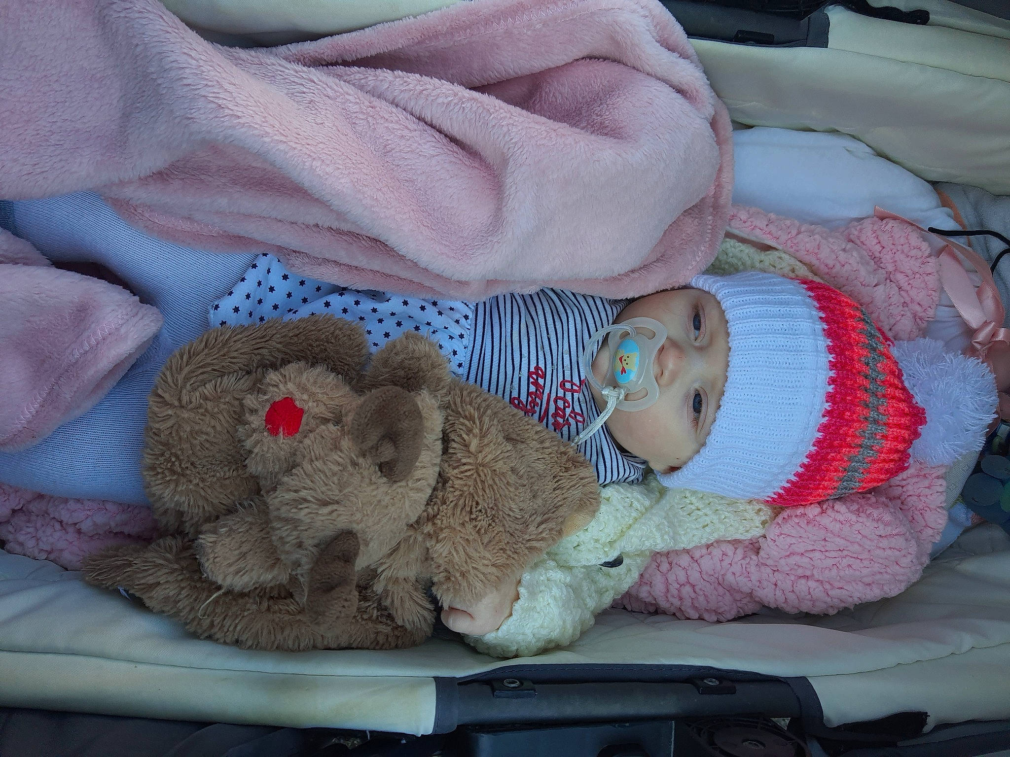 Kelssy participe au concours pour gagner de l'argent avec cette photo : baby, baby_products, baby_sleeping, baby_toddler_clothing, bedtime, child, comfort, headgear, headwear, linens, mammal, nap, person, room, sleeve, stuffed_toy, textile, toddler, toy, vertebrate