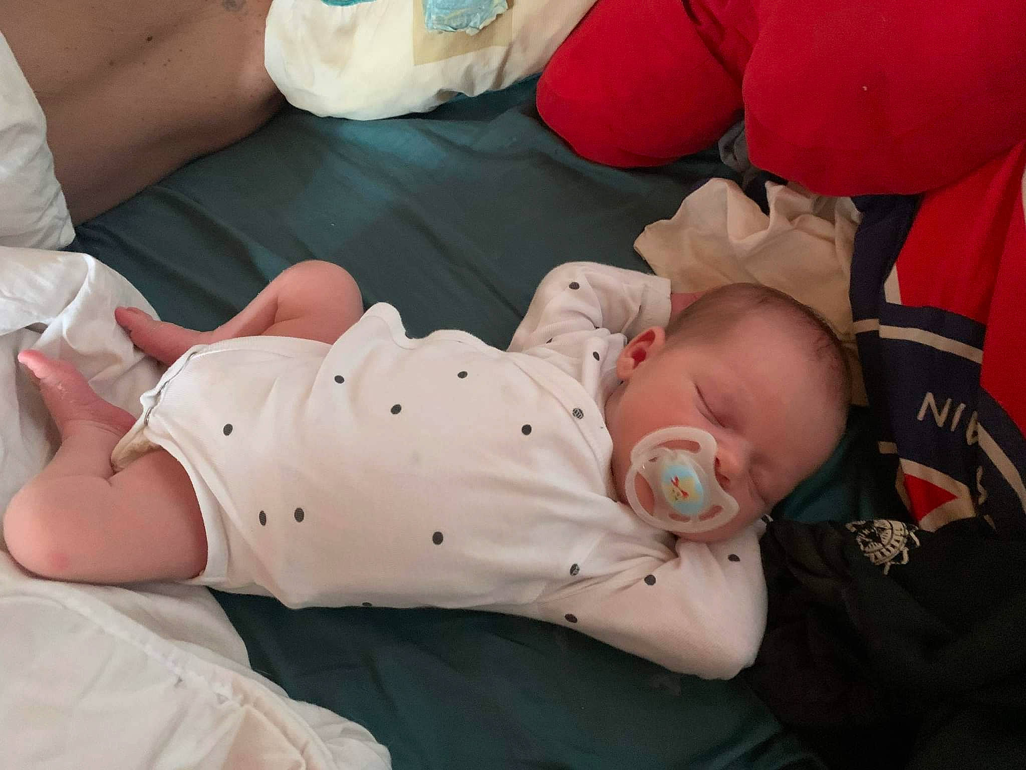 Kelssy a rejoint le concours — aidez-le/la à gagner de superbes lots ! abdomen, baby, baby_products, baby_toddler_clothing, child, comfort, elbow, finger, hat, head, human_leg, knee, linens, nail, person, sitting, skin, sleeve, thigh, toddler