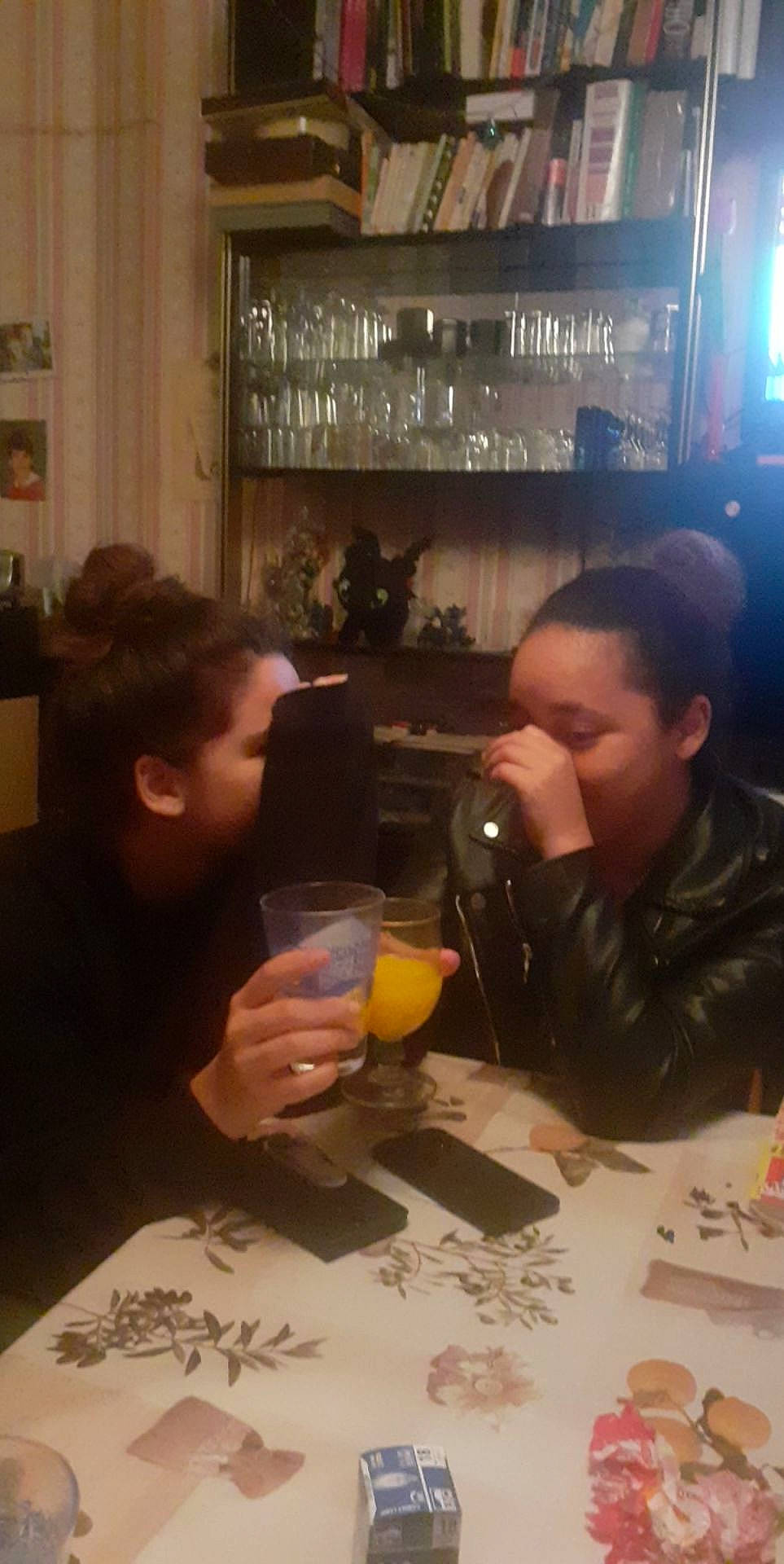 Emma participe au concours pour gagner de l'argent avec cette photo : drink, fun, person, photography, selfie