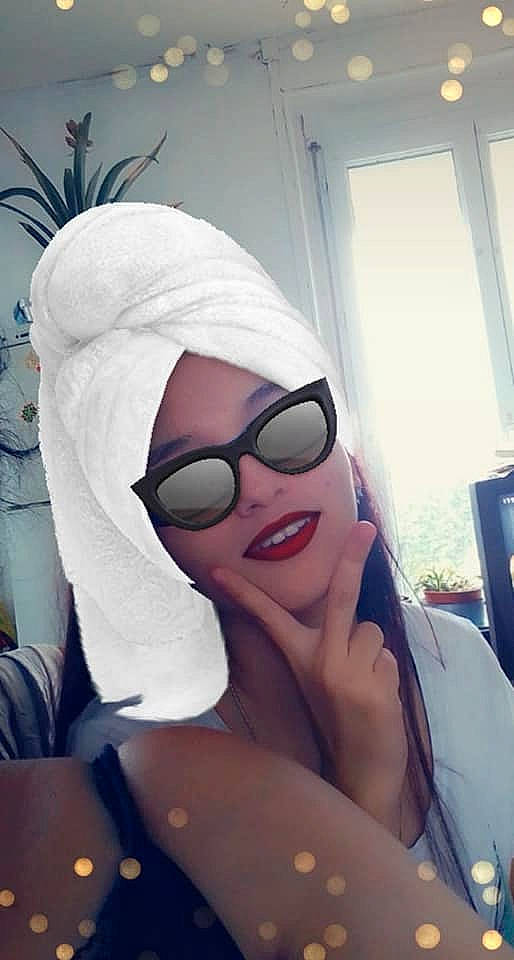 Lola participe au concours pour gagner de l'argent avec cette photo : black_hair, cool, eyewear, glasses, head, headwear, joy, lip, mouth, nose, person, photography, selfie, smile, sunglasses, vision_care