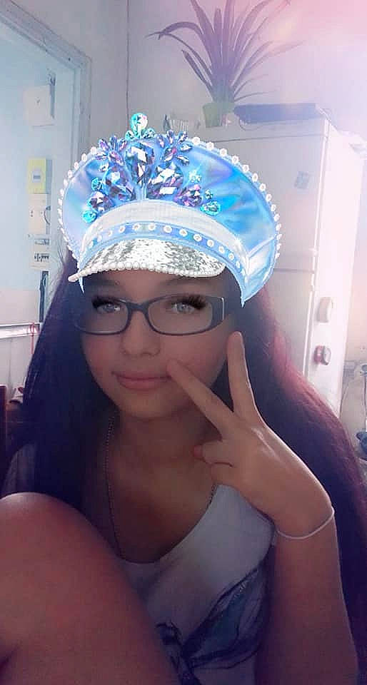 Lola a rejoint le concours — aidez-le/la à gagner de superbes lots ! beanie, cap, clothing, cool, eyewear, fashion_accessory, fun, glasses, hair_accessory, headgear, headpiece, headwear, knit_cap, person, photography, selfie, smile