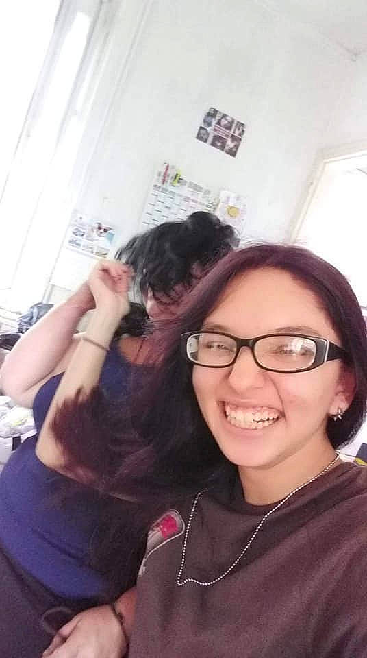 Lola participe au concours pour gagner de l'argent avec cette photo : black_hair, ear, eyebrow, eyewear, finger, forehead, fun, gesture, glasses, hair, happy, joy, lip, long_hair, mouth, person, photography, selfie, smile, snapshot