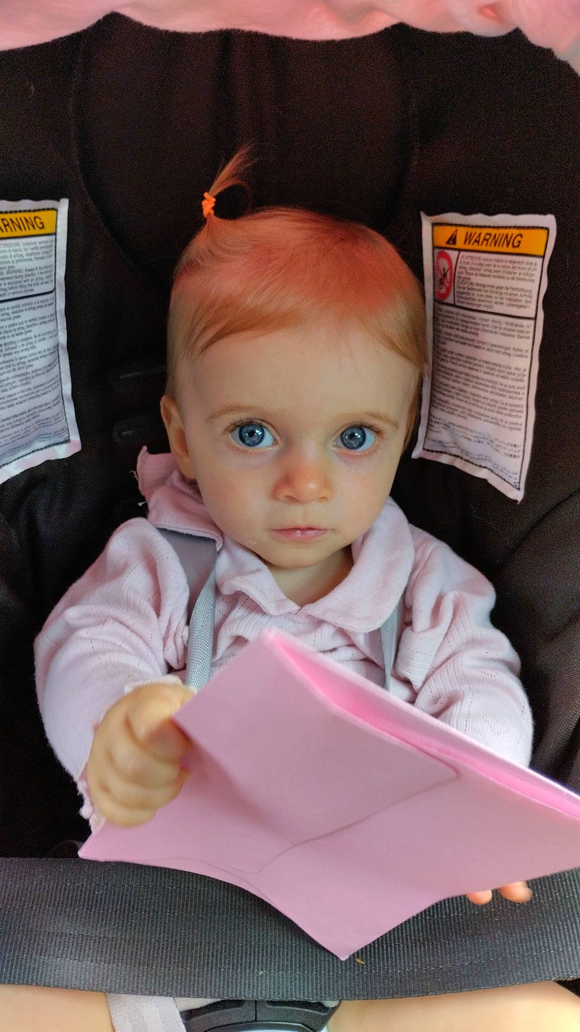 Hanaë participe au concours pour gagner de l'argent avec cette photo : baby, baby_carriage, baby_in_car_seat, baby_products, baby_toddler_clothing, car_seat, cheek, child, comfort, eyebrow, fashion_accessory, fun, linens, person, pink, product, room, sitting, skin, textile