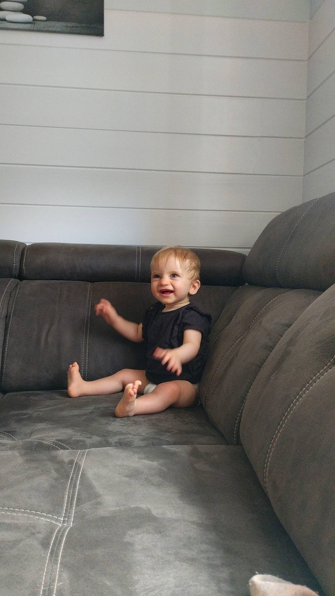 Hanaë participe au concours pour gagner de l'argent avec cette photo : baby, comfort, couch, darkness, den, flash_photography, flooring, foot, fun, hardwood, human_leg, joy, living_room, person, room, shadow, sitting, smile, studio_couch, tints_and_shades