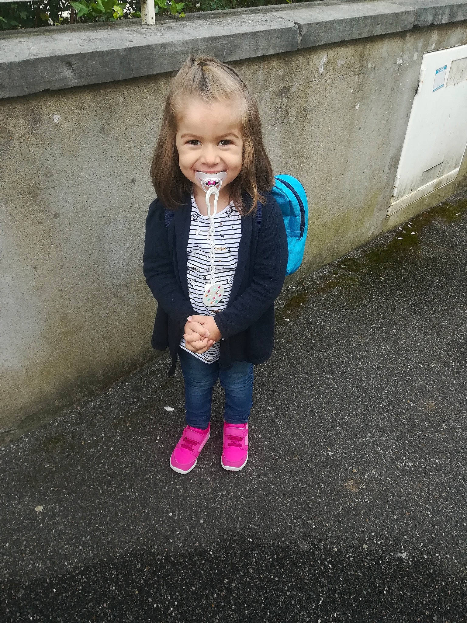 Anabelle a rejoint le concours — aidez-le/la à gagner de superbes lots ! blue, child, clothing, cool, day, emotion, facial_expression, fun, girl, jeans, joy, outerwear, person, photograph, pink, play, sitting, smile, snapshot, standing