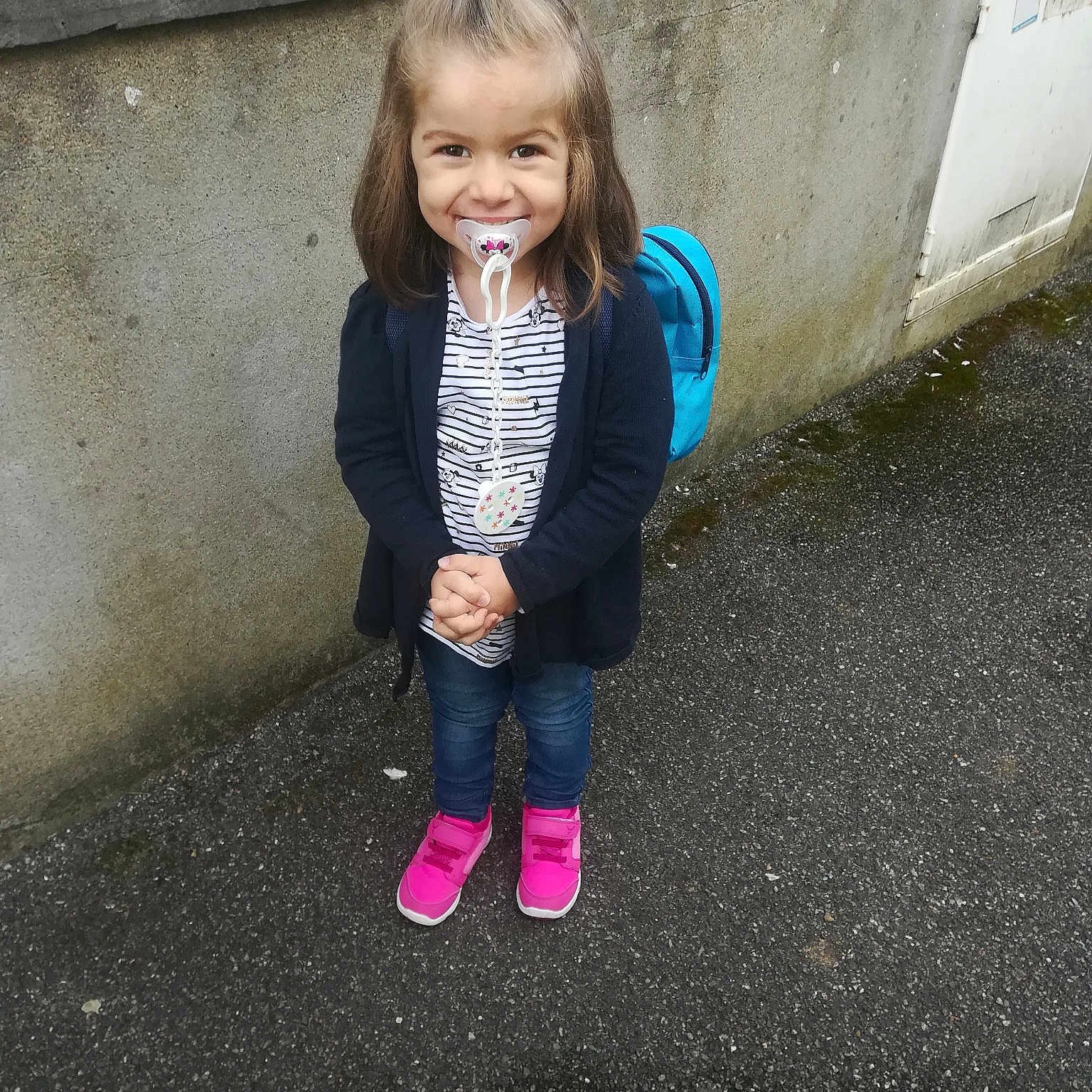 Anabelle a rejoint le concours — aidez-le/la à gagner de superbes lots ! blue, child, clothing, cool, day, emotion, facial_expression, fun, girl, jeans, joy, outerwear, person, photograph, pink, play, sitting, smile, snapshot, standing