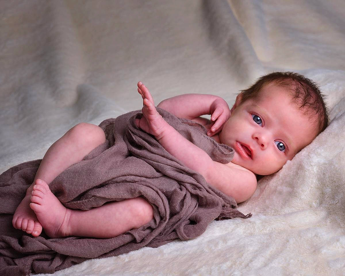 Andy a rejoint le concours — aidez-le/la à gagner de superbes lots ! baby, baby_sleeping, baby_toddler_clothing, bed, bedding, bedtime, cheek, child, comfort, flesh, foot, human_leg, linens, person, pink, room, sitting, skin, stomach, textile