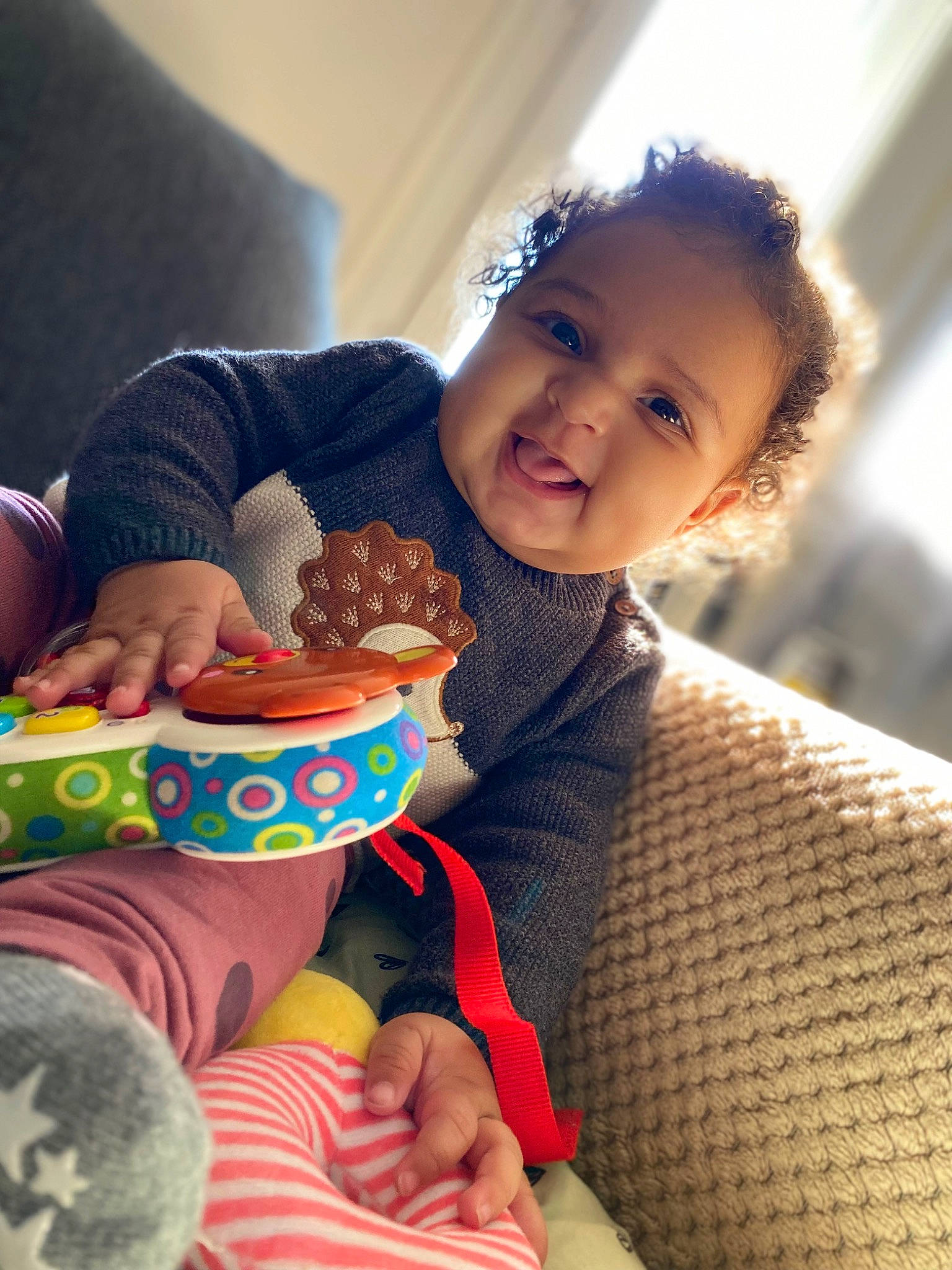 Camillia a rejoint le concours — aidez-le/la à gagner de superbes lots ! baby, child, dessert, finger, finger_food, food_craving, fun, hand, happy, human_leg, icing, nail, person, sitting, skin, smile, sweetness, thigh, thumb, toddler