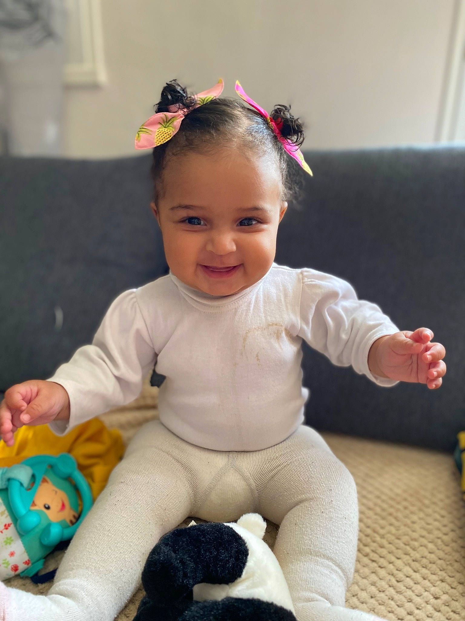 Camillia a rejoint le concours — aidez-le/la à gagner de superbes lots ! arm, baby, baby_toddler_clothing, cheek, child, eye, finger, fun, happy, iris, joy, knee, leg, person, sitting, skin, sleeve, smile, sock, thumb