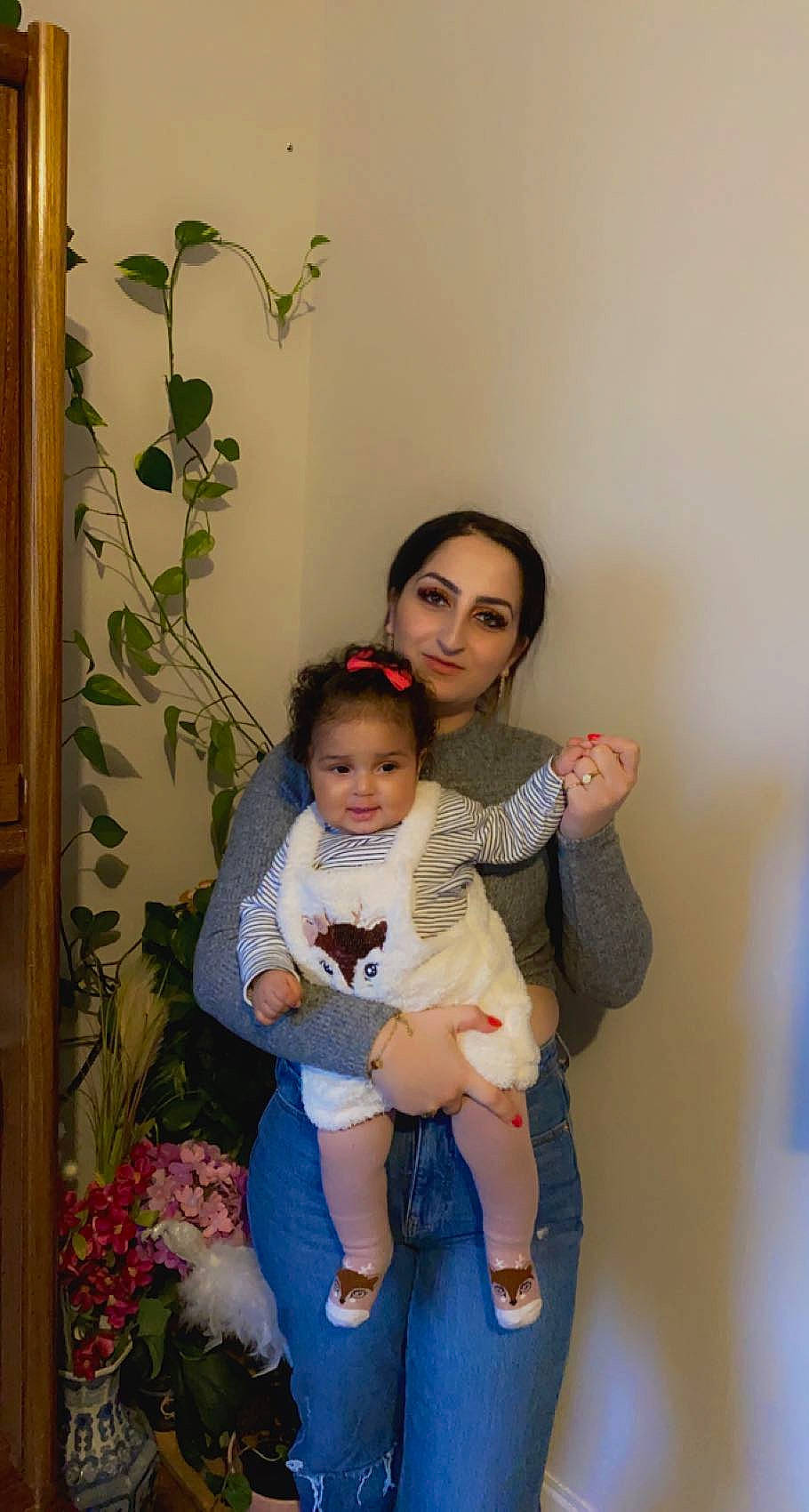 Camillia participe au concours pour gagner de l'argent avec cette photo : baby, baby_toddler_clothing, cheek, child, event, flash_photography, foot, fun, gesture, happy, human_body, joy, lap, person, plant, room, sitting, skin, smile, thigh