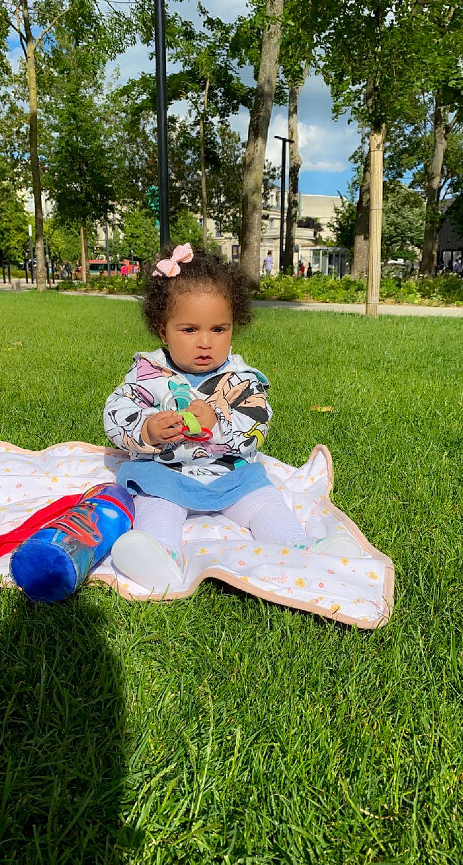 Camillia participe au concours pour gagner de l'argent avec cette photo : baby, baby_toddler_clothing, botany, child, fun, grass, happy, lawn, leisure, meadow, people_in_nature, person, plant, playing_with_kids, recreation, sitting, sky, sneakers, summer, toddler