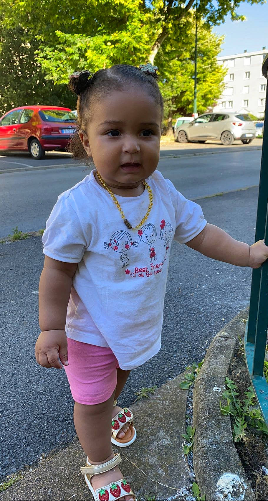 Camillia a rejoint le concours — aidez-le/la à gagner de superbes lots ! asphalt, car, eye, fun, grass, hairstyle, happy, leisure, person, pink, plant, public_space, shorts, sidewalk, summer, t_shirt, tire, toddler, tree, vehicle