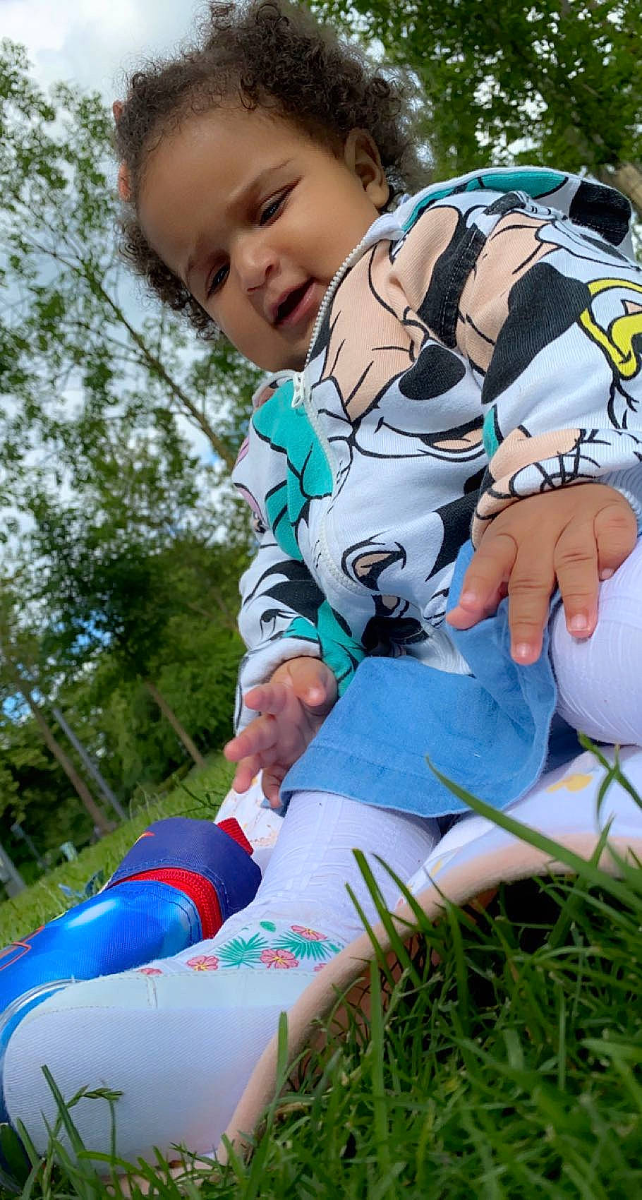 Camillia participe au concours pour gagner de l'argent avec cette photo : baby, baby_toddler_clothing, blue, child, electric_blue, fun, grass, green, happy, leisure, organ, people_in_nature, person, photograph, plant, recreation, t_shirt, thigh, toddler, tree
