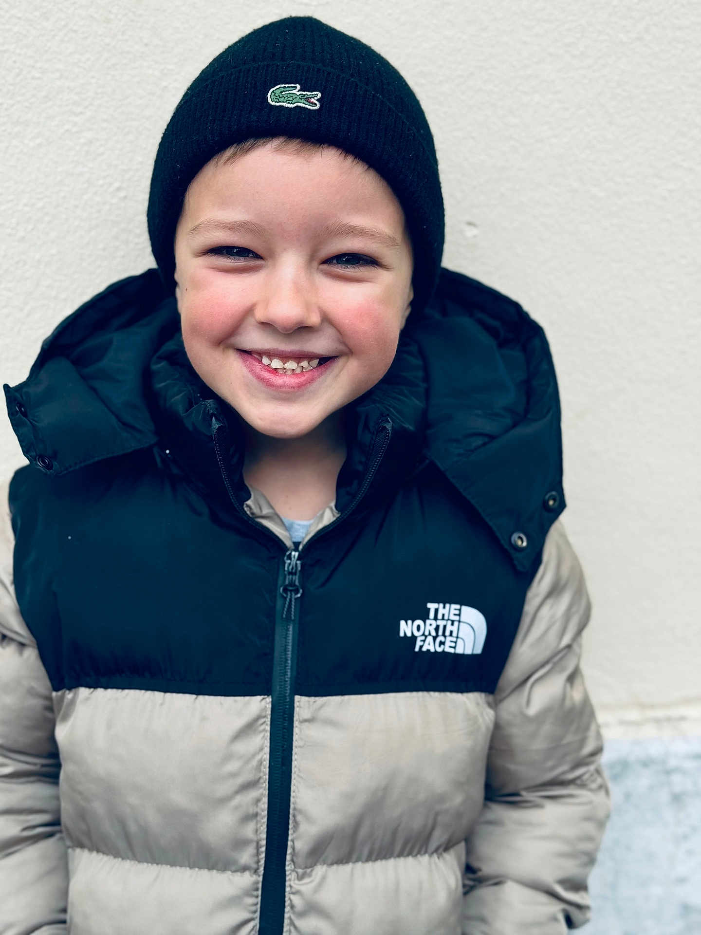 Hugo a rejoint le concours — aidez-le/la à gagner de superbes lots ! child, smiling, boy, jacket, beanie, hat, winter_clothing, north_face, outdoor, portrait, happy, face, headwear, casual, young, cute, warm_clothes, person, standing, casual_wear