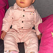 Angelina participe au concours pour gagner de l'argent avec cette photo : baby, child, pink_clothing, headband, bow, blue_eyes, sitting, couch, pillow, footwear, indoor, portrait, cute, infant, apparel, fashion, person, face, young_child, soft_lighting
