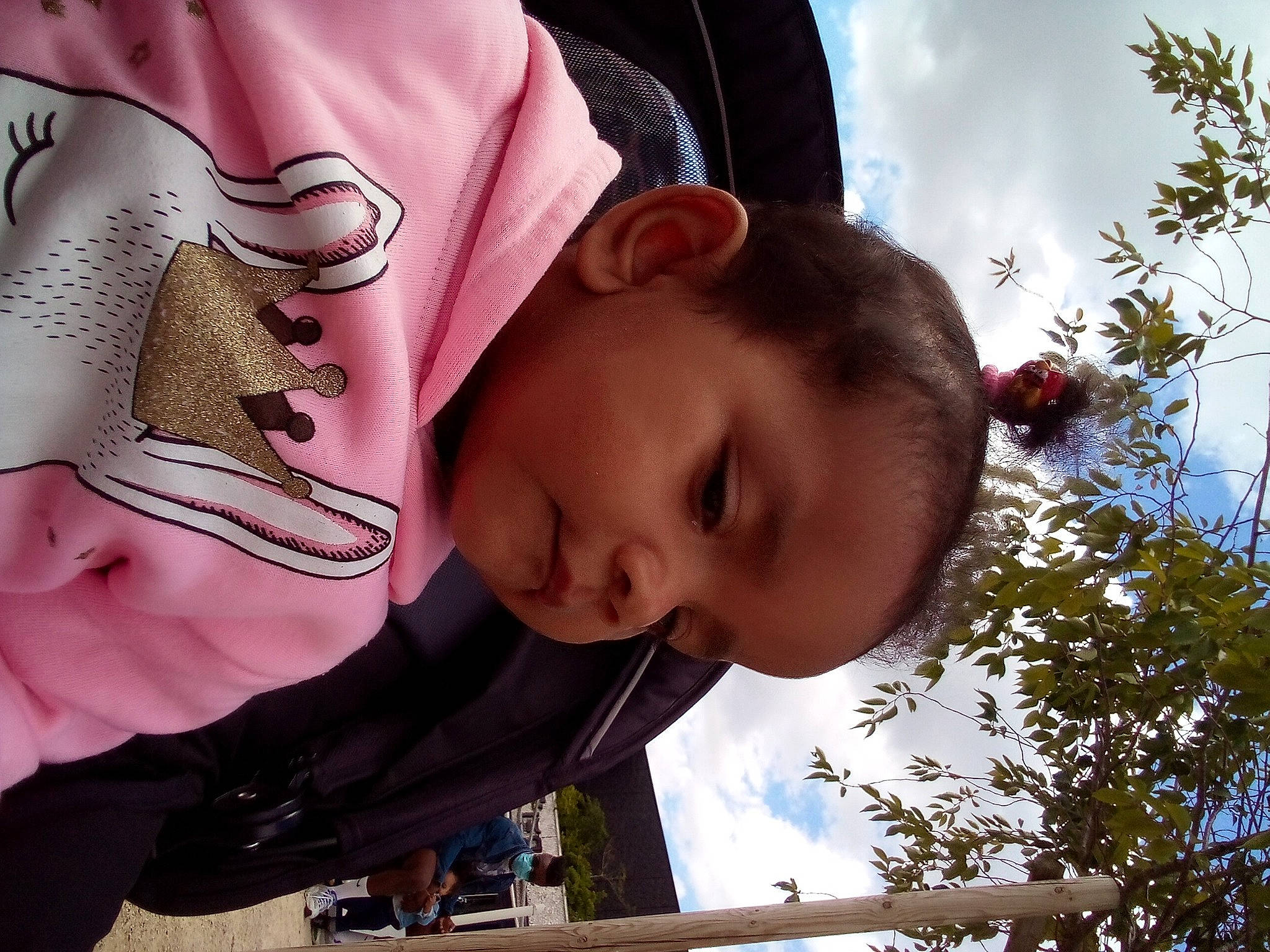 Elora participe au concours pour gagner de l'argent avec cette photo : baby, child, cool, happy, person, plant, smile, toddler, tree