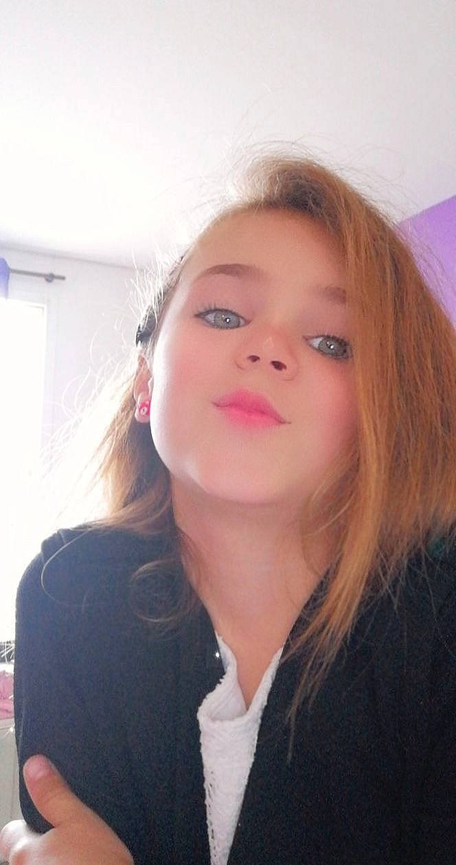 Mayline a rejoint le concours — aidez-le/la à gagner de superbes lots ! blond, brown_hair, cheek, eyelash, face, flash_photography, fun, hair_coloring, happy, iris, jaw, jewellery, layered_hair, lip, magenta, nose, person, selfie, skin, smile