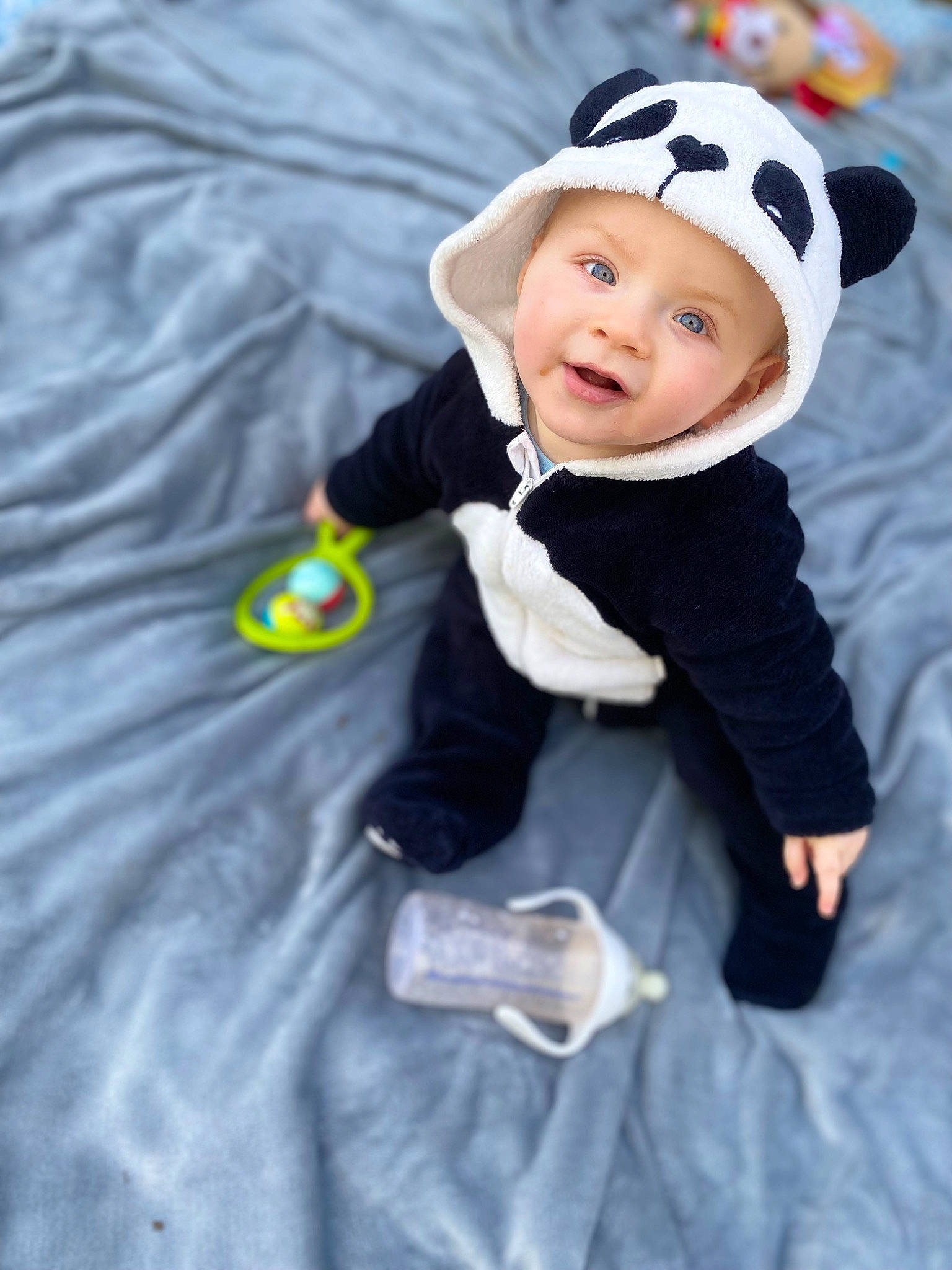 Elliot a rejoint le concours — aidez-le/la à gagner de superbes lots ! baby, baby_products, baby_toddler_clothing, beanie, cap, child, face, fashion_accessory, flash_photography, fun, happy, hat, headgear, headwear, person, portrait_photography, recreation, sitting, sleeve, smile