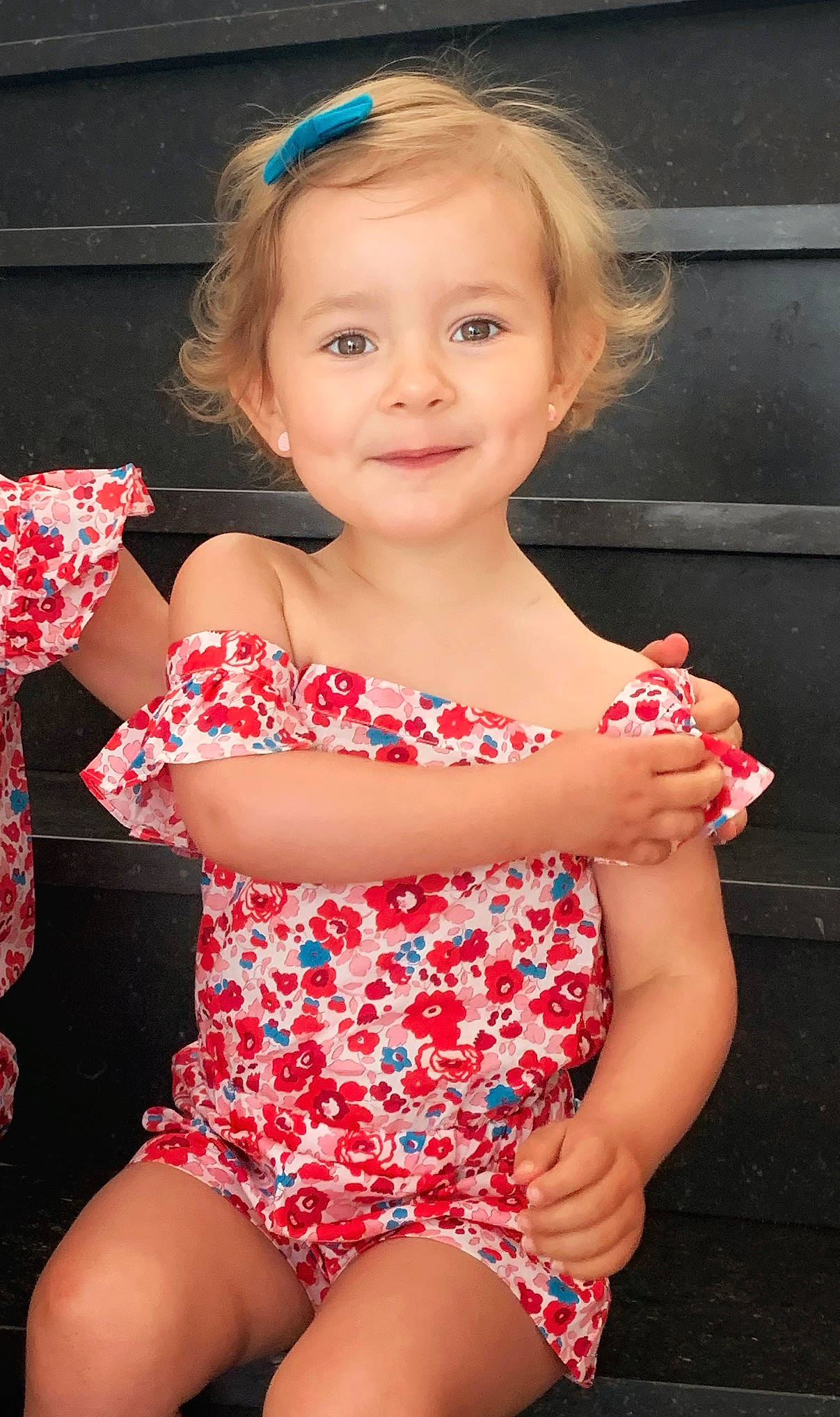 Rose a rejoint le concours — aidez-le/la à gagner de superbes lots ! arm, blue, dress, eye, face, facial_expression, flash_photography, hair, hairstyle, hand, happy, head, human_body, joy, leg, lip, neck, organ, person, skin