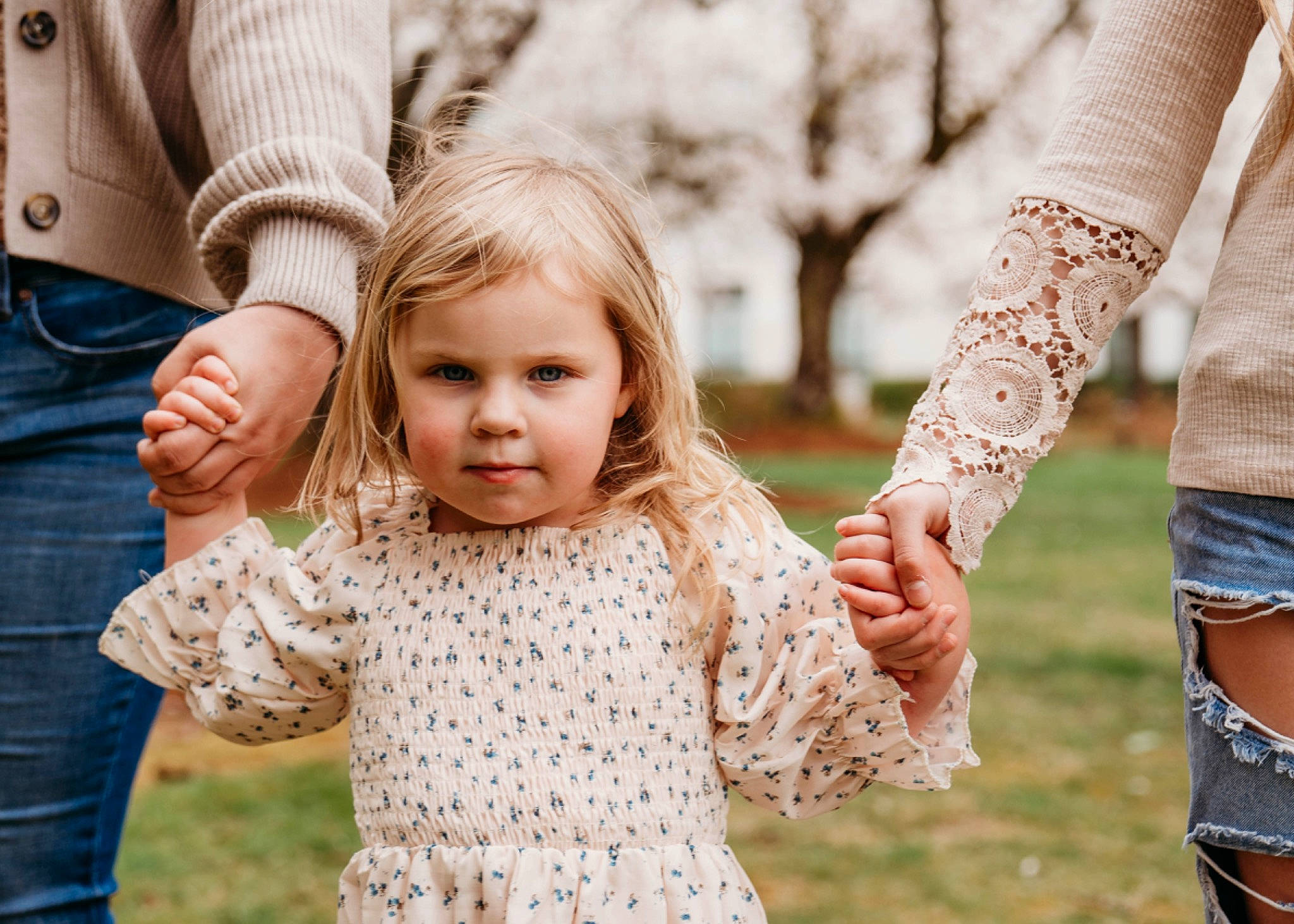 Nereida is registered to the contest to win money with this photo: arm, baby_toddler_clothing, child, clothing, facial_expression, finger, fun, gesture, grass, hairstyle, hand, happy, human, interaction, joint, people_in_nature, person, skin, sleeve, thumb