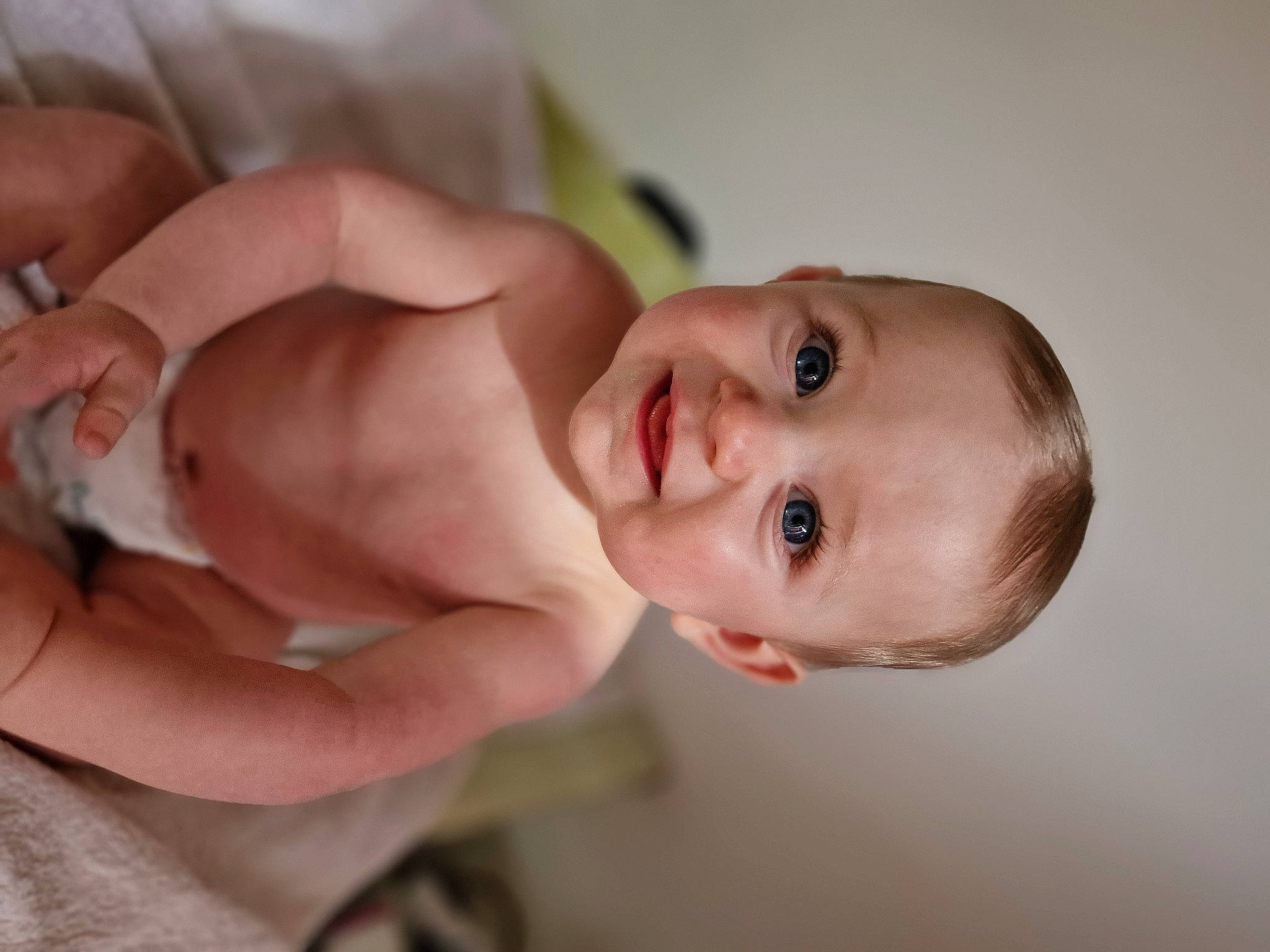 Maylon a rejoint le concours — aidez-le/la à gagner de superbes lots ! cheek, dress, ear, eye, eyebrow, eyelash, gesture, hair, hand, human_body, iris, jaw, joy, lip, mouth, neck, nose, person, skin, smile