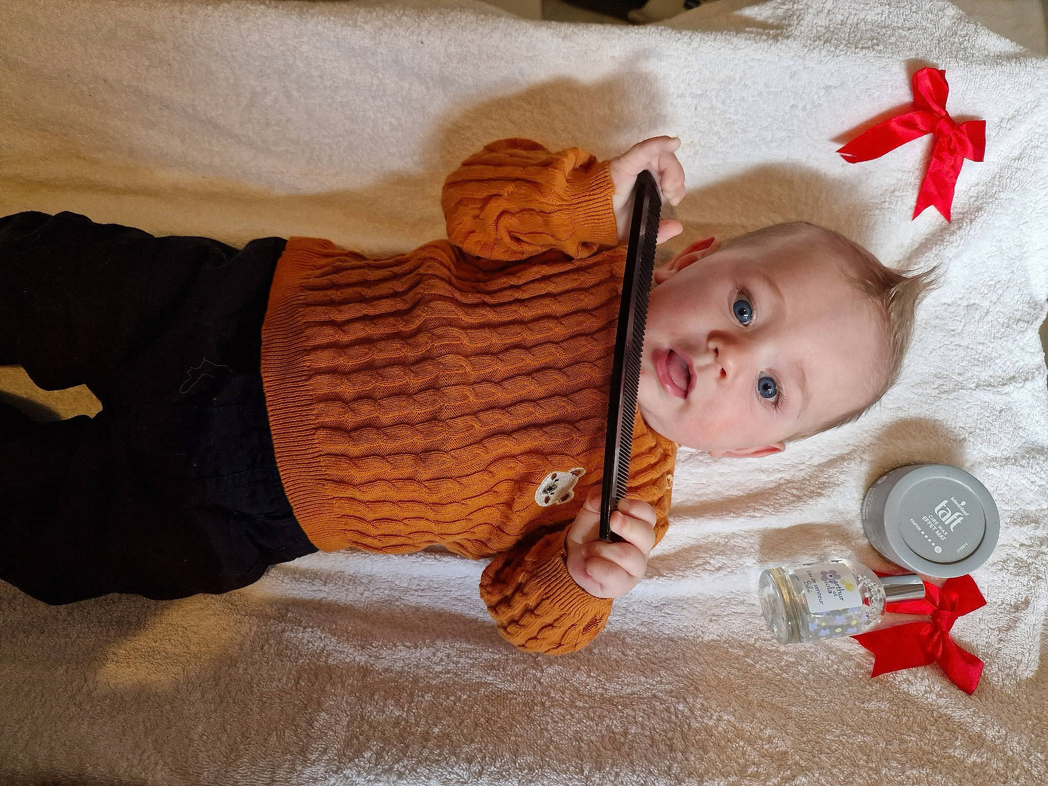 Maylon a rejoint le concours — aidez-le/la à gagner de superbes lots ! baby, baby_products, baby_sleeping, baby_toddler_clothing, cheek, child, comfort, eye, fashion_accessory, finger, flooring, head, headgear, linens, pattern, person, room, skin, sleeve, surprise