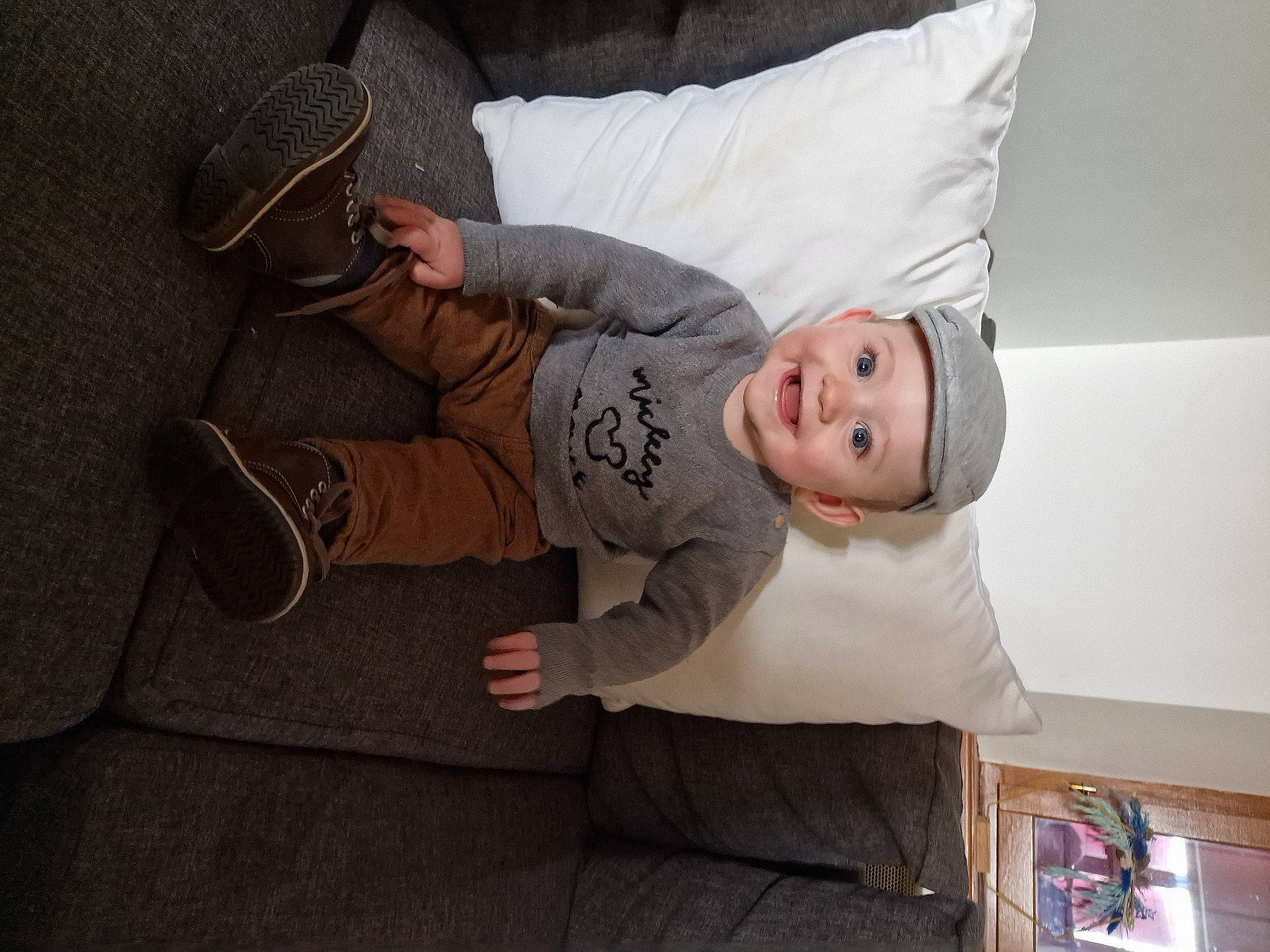 Maylon a rejoint le concours — aidez-le/la à gagner de superbes lots ! baby, cap, child, comfort, fashion_accessory, fedora, flooring, hat, headwear, joy, linens, nap, person, room, sitting, sleep, sleeve, sun_hat, t_shirt, toddler