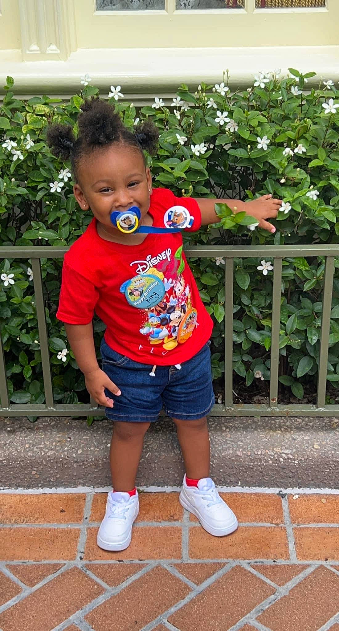 King is registered to the contest to win money with this photo: baby_toddler_clothing, chin, clothing, cool, facial_expression, grass, hair, hairstyle, hand, happy, joint, leg, leisure, person, plant, shorts, shoulder, sleeve, standing, t_shirt