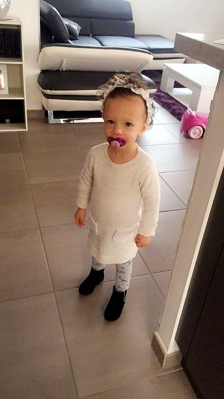 Fidji a rejoint le concours — aidez-le/la à gagner de superbes lots ! baby, baby_toddler_clothing, child, floor, flooring, leg, person, shoe, shoulder, skin, sleeve, standing, toddler