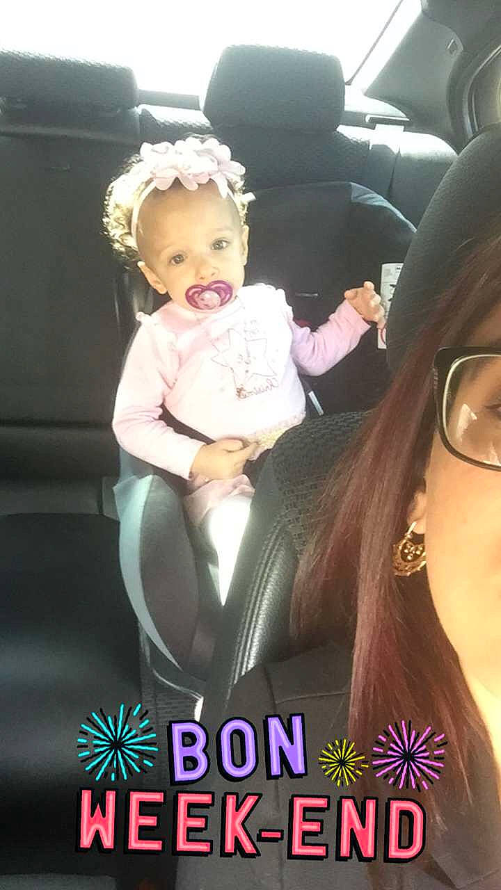 Fidji a rejoint le concours — aidez-le/la à gagner de superbes lots ! auto_part, car, car_seat, child, cool, daughter, ear, fashion_accessory, gesture, hair_accessory, headband, headgear, person, photo_caption, photography, smile, toddler