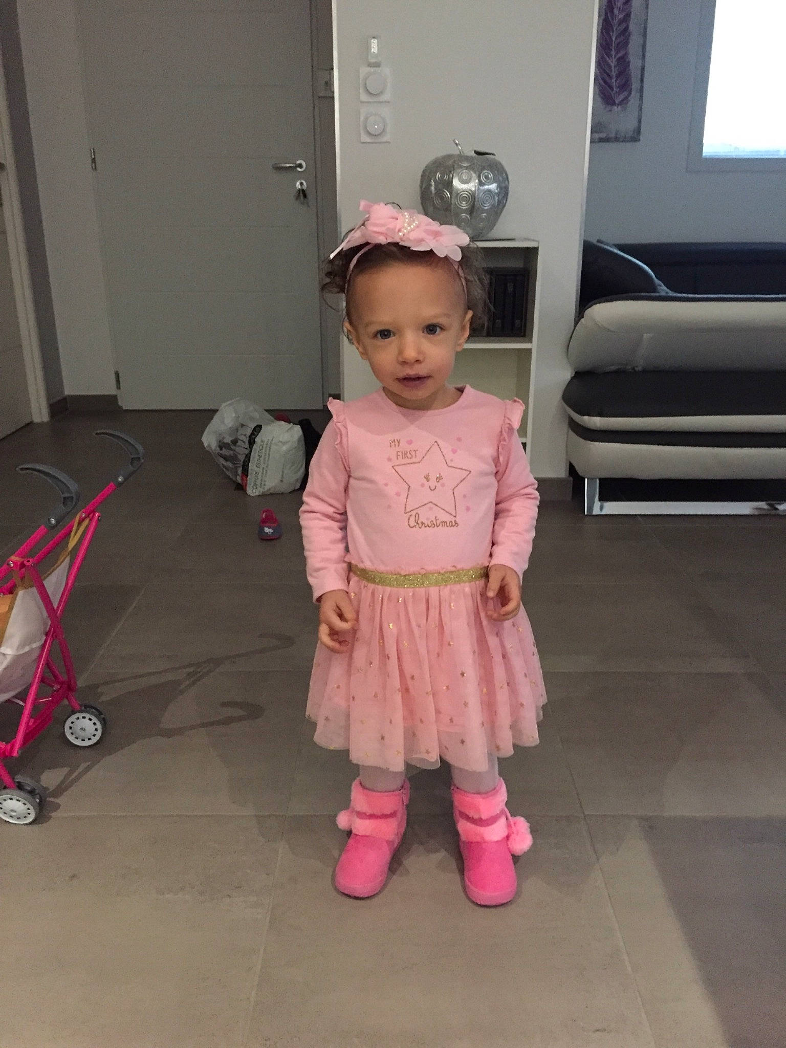 Fidji a rejoint le concours — aidez-le/la à gagner de superbes lots ! baby, child, floor, footwear, person, pink, room, shoe, skin, standing, toddler