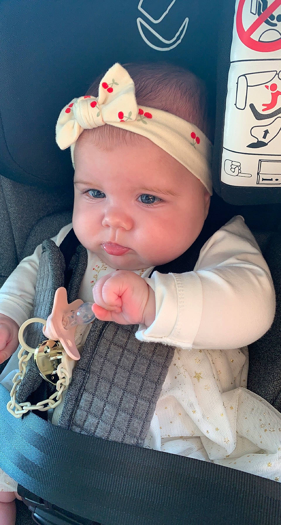 Léna a rejoint le concours — aidez-le/la à gagner de superbes lots ! baby, baby_products, baby_toddler_clothing, baseball_cap, cap, car_seat, cheek, child, costume_hat, fashion_accessory, headgear, headwear, jewellery, nail, pattern, person, product, sitting, skin, sleeve