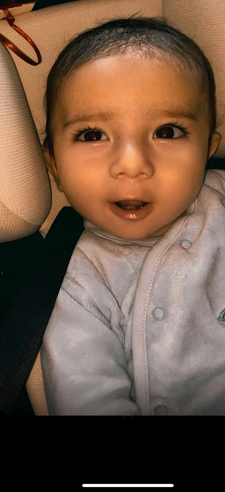 Kenan participe au concours pour gagner de l'argent avec cette photo : baby, child, face, infant, onesie, cushion, seat_belt, car_seat, portrait, close_up, expression, young_child, cute, indoors, person, baby_clothes, head, skin, eyes, mouth