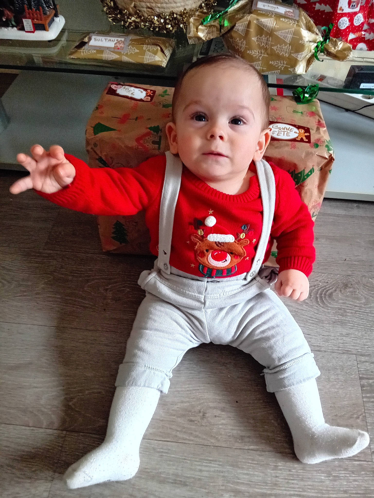 Gabriel a rejoint le concours — aidez-le/la à gagner de superbes lots ! baby, baby_toddler_clothing, carmine, cheek, child, christmas, costume, event, flooring, foot, fun, happy, holiday, holiday_ornament, ornament, person, red, sitting, sleeve, t_shirt