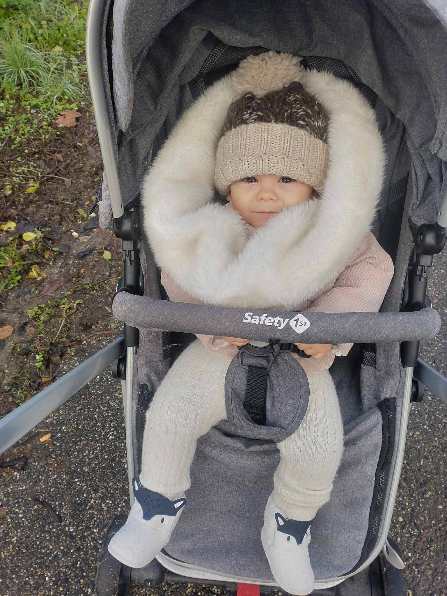 Gabriel a rejoint le concours — aidez-le/la à gagner de superbes lots ! baby, baby_carriage, baby_products, baby_safety, child, comfort, eye, head, headwear, human_body, person, sitting, toddler, wheel