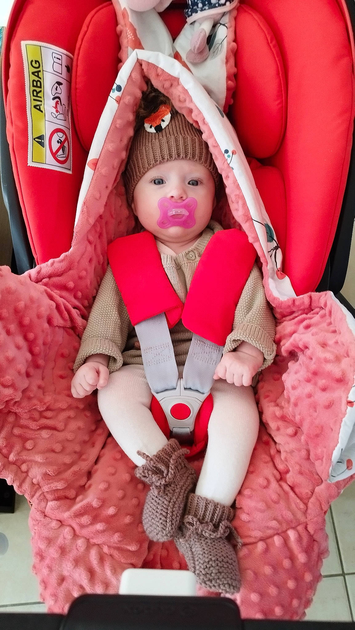 Valentina participe au concours pour gagner de l'argent avec cette photo : baby, baby_carriage, baby_in_car_seat, baby_products, baby_safety, baby_toddler_clothing, car_seat, comfort, finger, hand, happy, headwear, human_body, magenta, person, pink, red, seat_belt, skin, textile