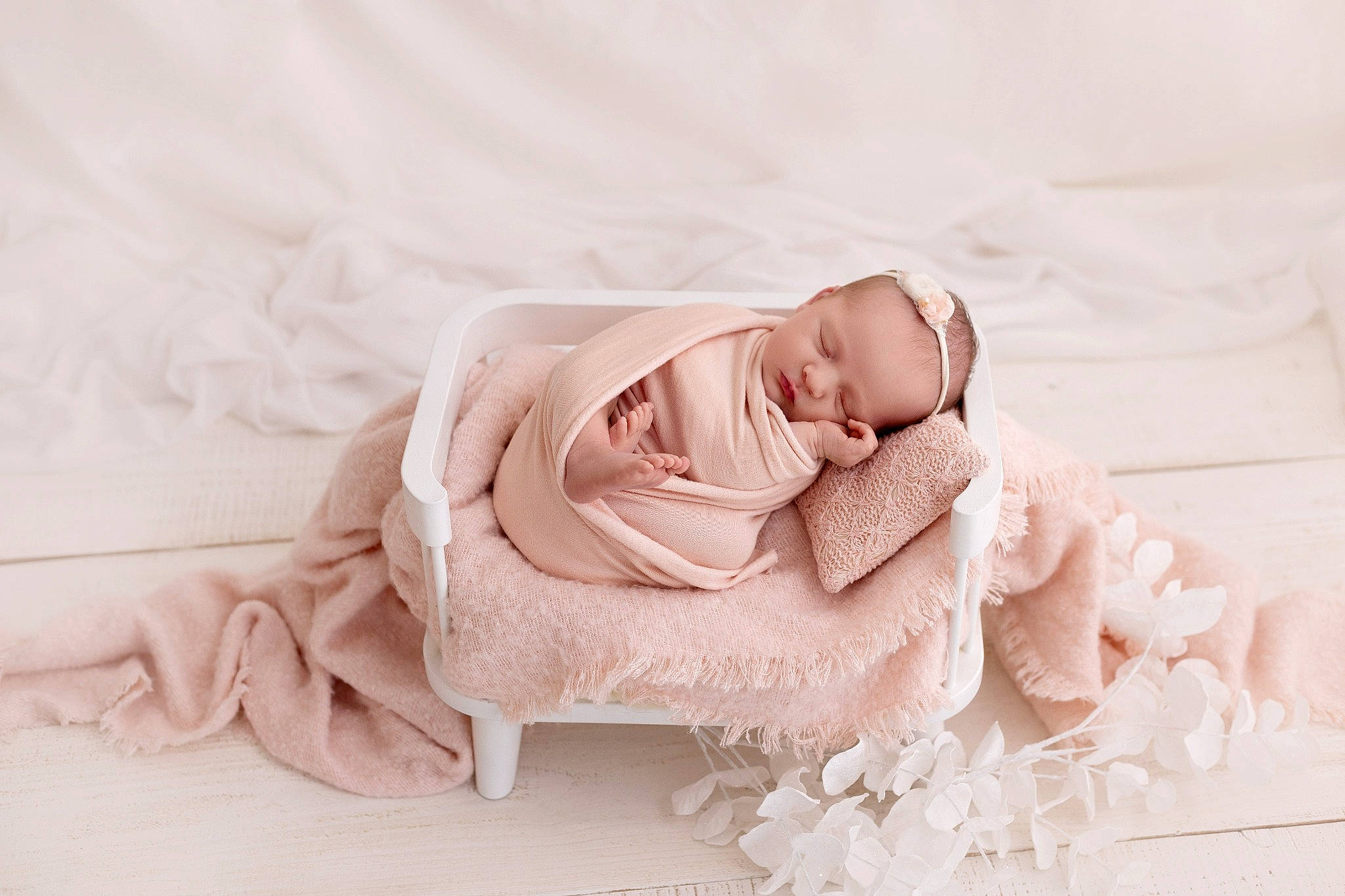 Valentina participe au concours pour gagner de l'argent avec cette photo : baby, baby_toddler_clothing, bridal_accessory, bridal_shoe, cut_flowers, dress, embellishment, fashion_accessory, flower, hair_accessory, headgear, headpiece, linens, peach, person, petal, plant, rose, rose_family, rose_order