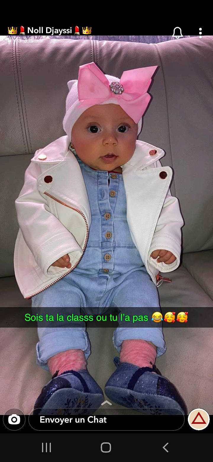 Cassy participe au concours pour gagner de l'argent avec cette photo : baby, baby_toddler_clothing, bow_tie, child, costume_hat, denim, fashion_accessory, fictional_character, foot, formal_wear, headwear, outdoor_shoe, outerwear, person, pink, shoe, skin, sleeve, surprise, textile