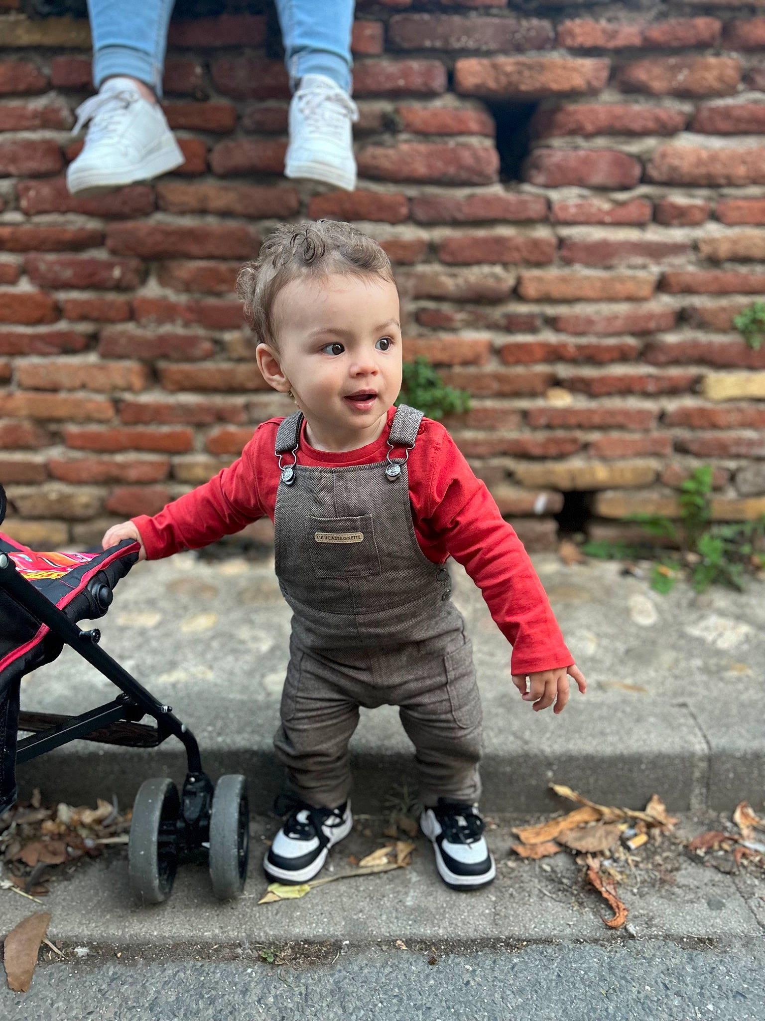 Kaëlan a rejoint le concours — aidez-le/la à gagner de superbes lots ! baby, baby_carriage, baby_products, child, cobblestone, fun, grass, happy, leg, leisure, people_in_nature, person, plant, road_surface, sitting, smile, tire, toddler, travel, wheel