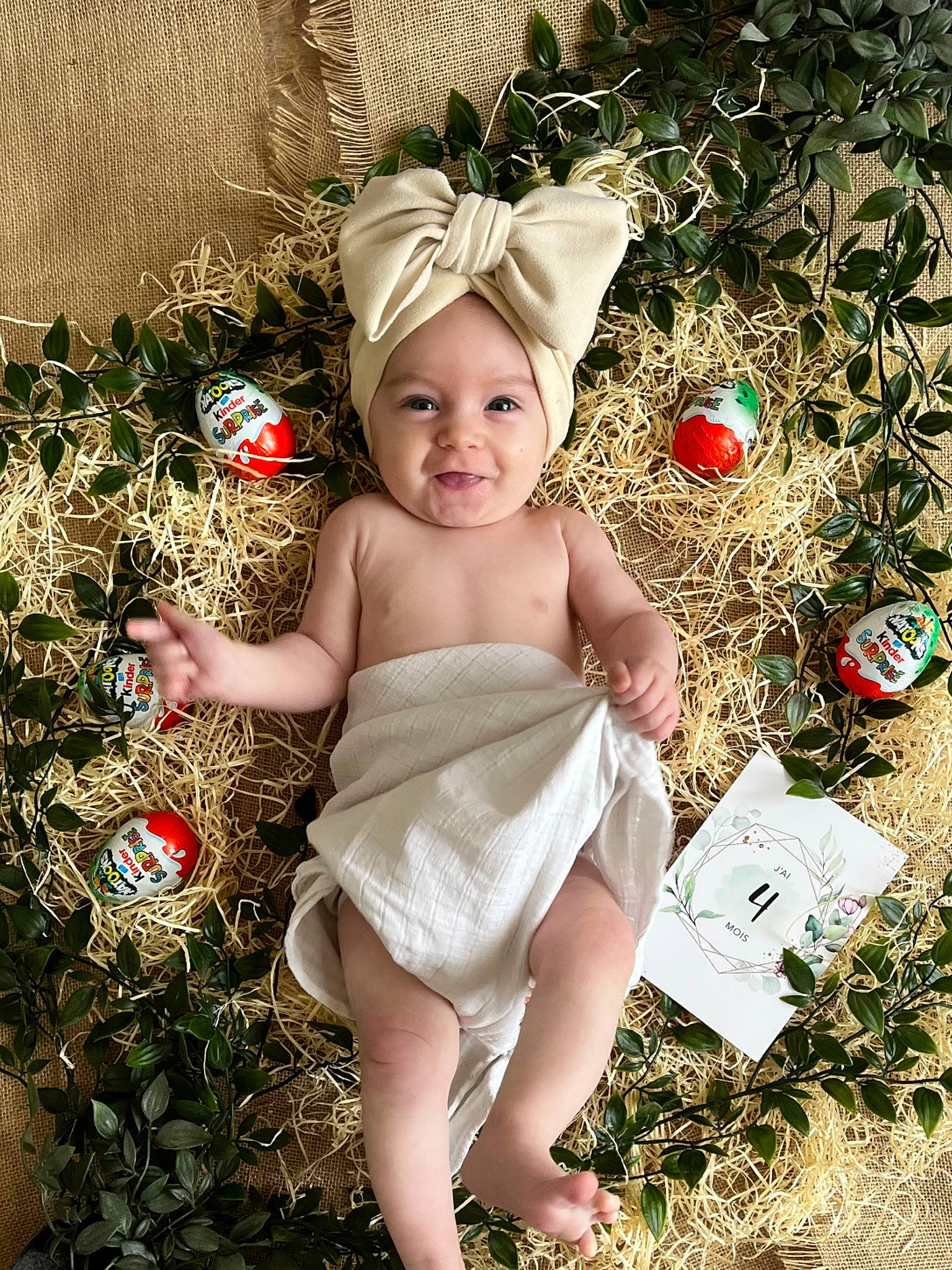 Victoire participe au concours pour gagner de l'argent avec cette photo : baby, baby_toddler_clothing, child, christmas_decoration, christmas_ornament, christmas_tree, event, fashion_accessory, fawn, fun, grass, happy, headband, headpiece, headwear, holiday, human_leg, joy, people_in_nature, person